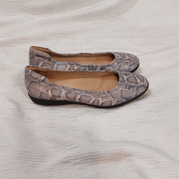 Snakeskin Patterned Women's Flats - Picture 4 of 9